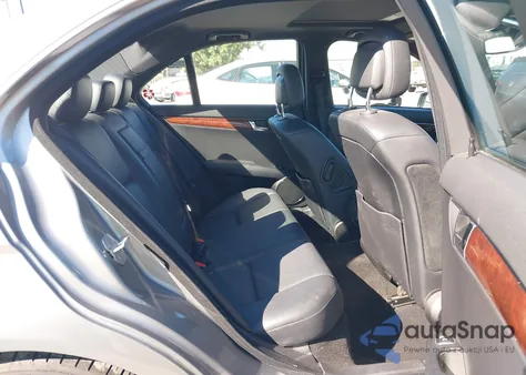 2010 Mercedes-Benz C 300 Luxury/Sport z USA, uszkodzony, nr VIN WDDGF5EB8AR117767